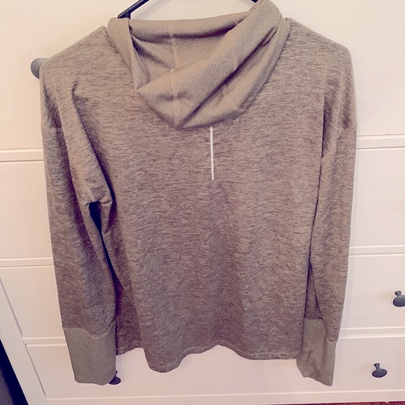 Nike Dri-Fit hooded running top - Picture 3 of 4